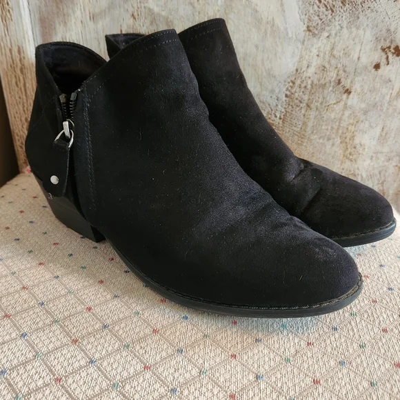 BLACK SUEDE ANKLE BOOTS 8W.  KOHLS.  Side Zip worn once.  Wedge heel - Picture 1 of 3